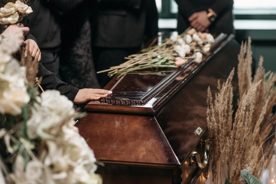 how to hold an inexpensive funeral